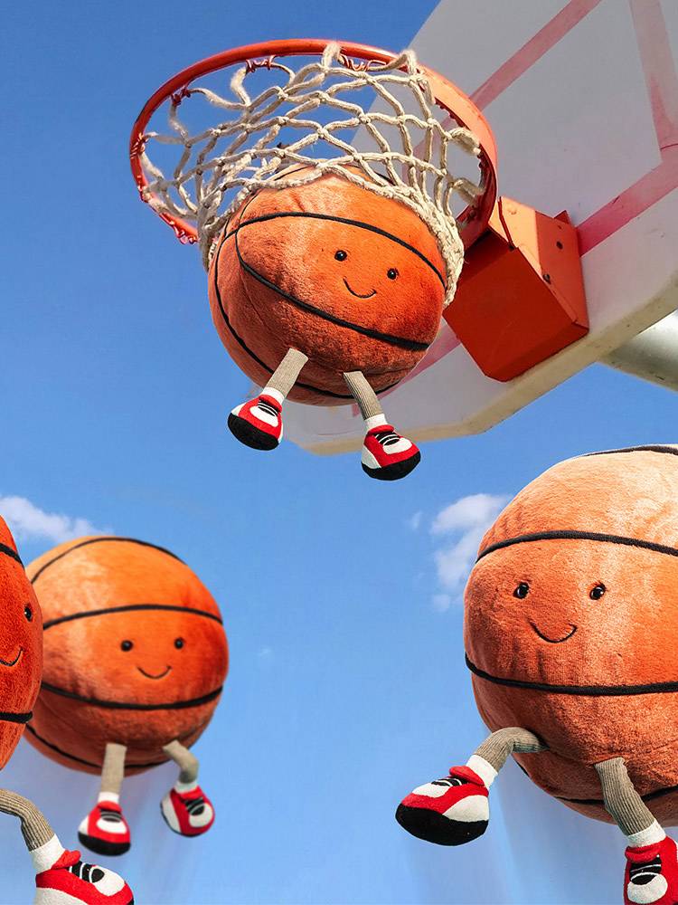 The boys' birthday gift creative basketball brother gave his boyfriend a practical doll-boy graduation gift