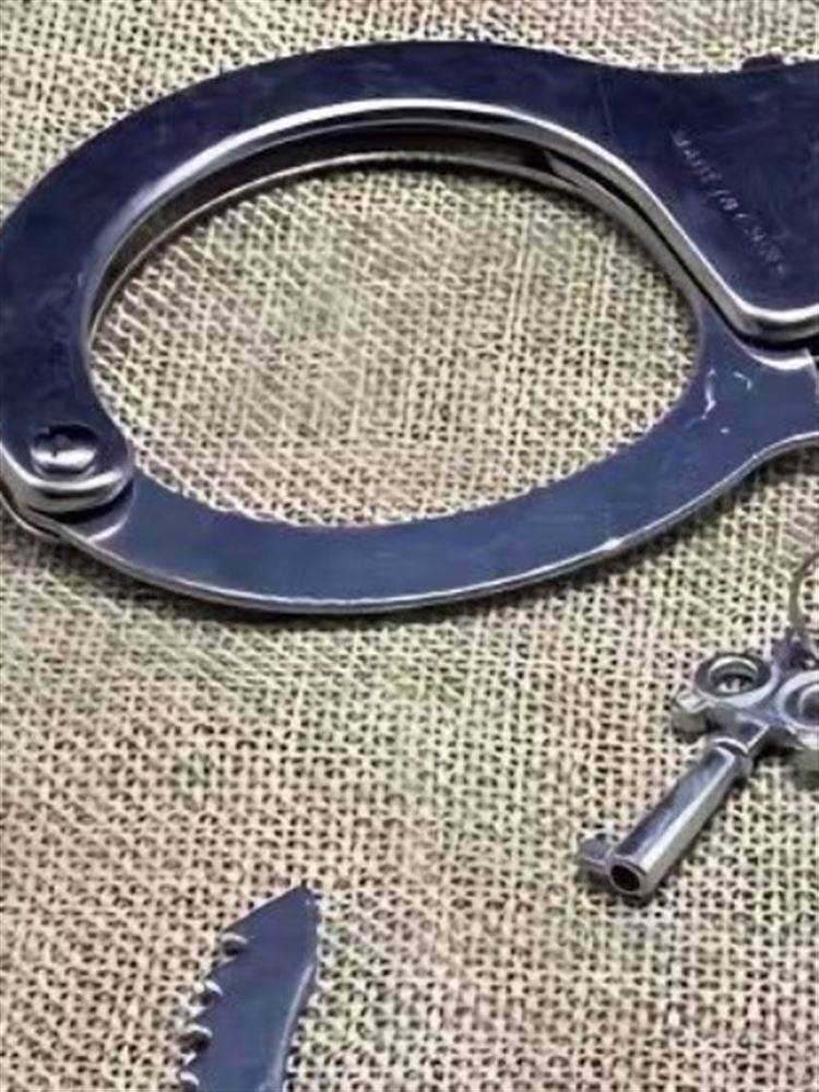 Handcuffs bracelets and children's toys scripts Killing room props stainless steel bracelet couple iron alloy foot torture