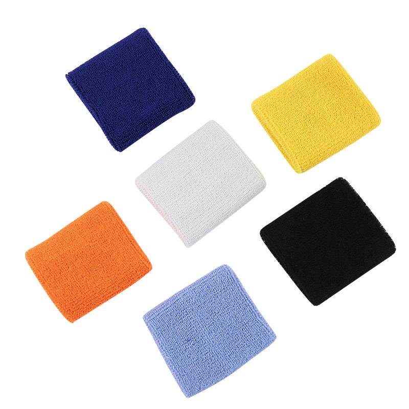 Sporting wrist-guarding man's wrist towels, swiping a girl's wrist with basketball and badminton sucking on the sweat of the summer