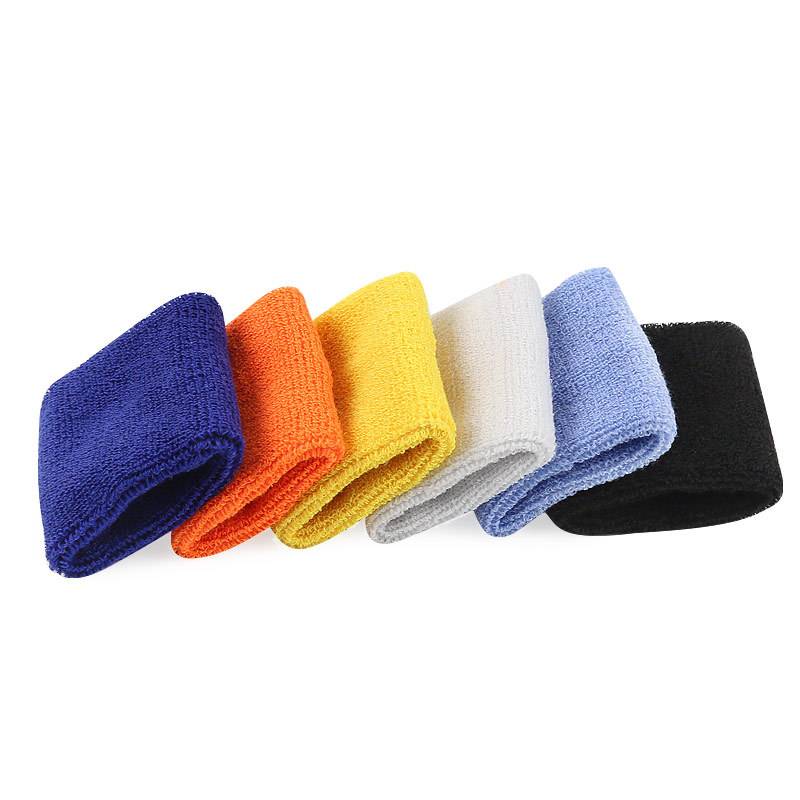 Sporting wrist-guarding man's wrist towels, swiping a girl's wrist with basketball and badminton sucking on the sweat of the summer
