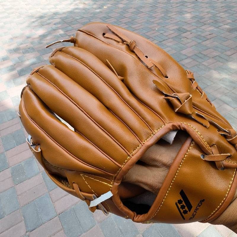 THE PVC PVG SOFTBALL GLOVE ADULT LEFT-HANDED TO THE LEFT