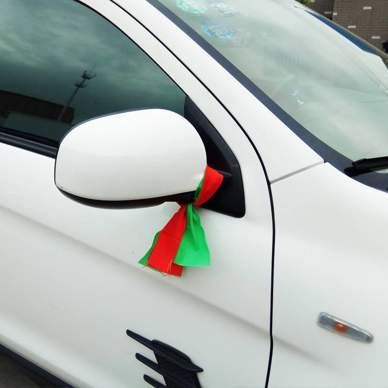 New car pick -up, Ping An color bars rear reflector color ribbon red transport red and green cloth decorative cloth strips
