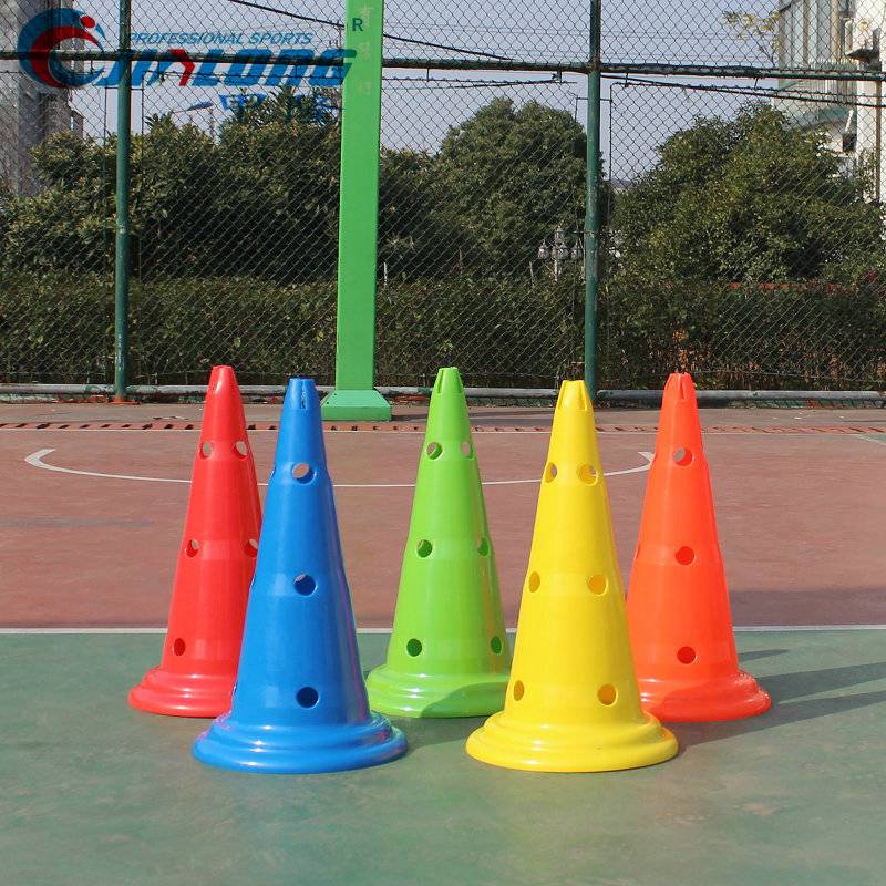 soccer training equipment of 50 cm with a hole in the barrel of ice cream and a plate of barriers