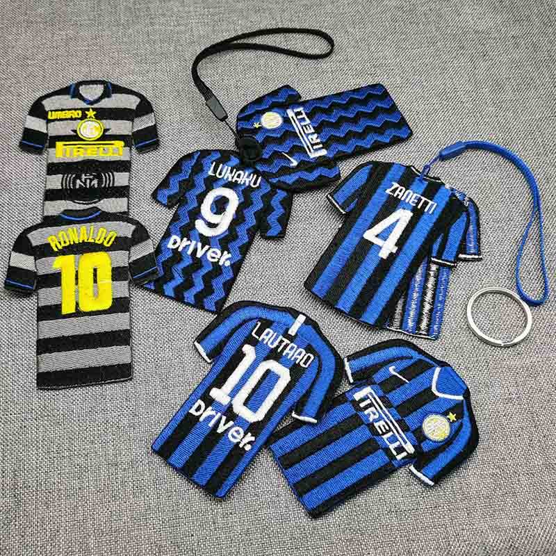 The front and the back jersey are paired with the pendant
