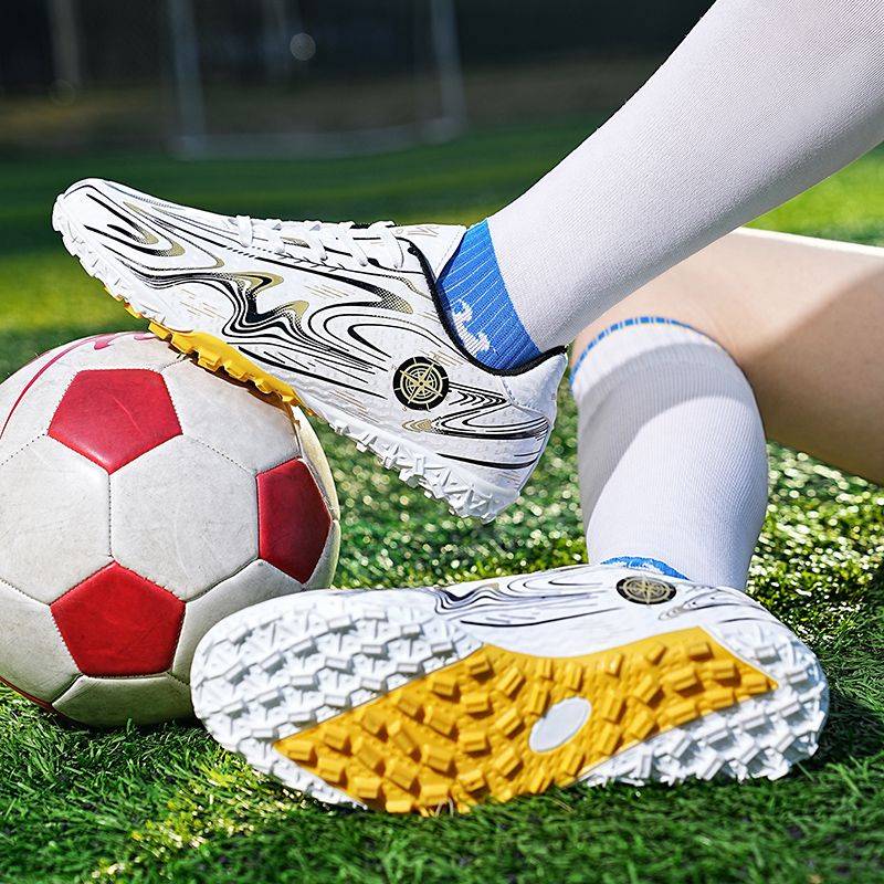 Football shoes broken nail genuine children and male 6 to 12 -year -old male adult special summer breathable assassin 15 long nail female Cristiano Ronaldo