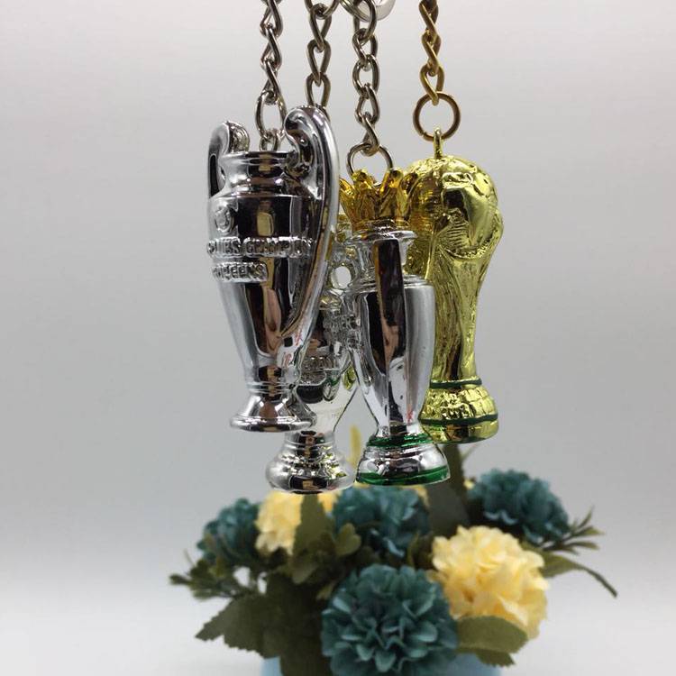 The UEFA Champions League European Cup British Top Toben Tennis Cup Football Talent Model Metal Key Buckle Chain Pendant Gift