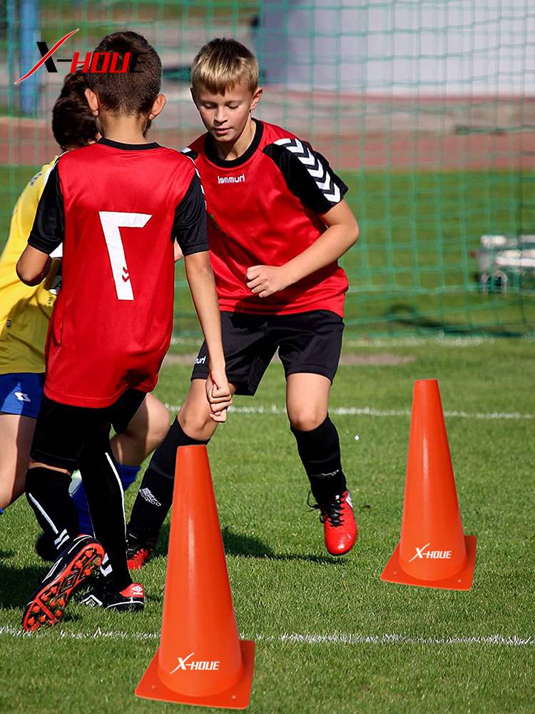 Soccer training equipment to mark drums of crumbs of ice-cream drums and plate plate plated to mark a basketball training block