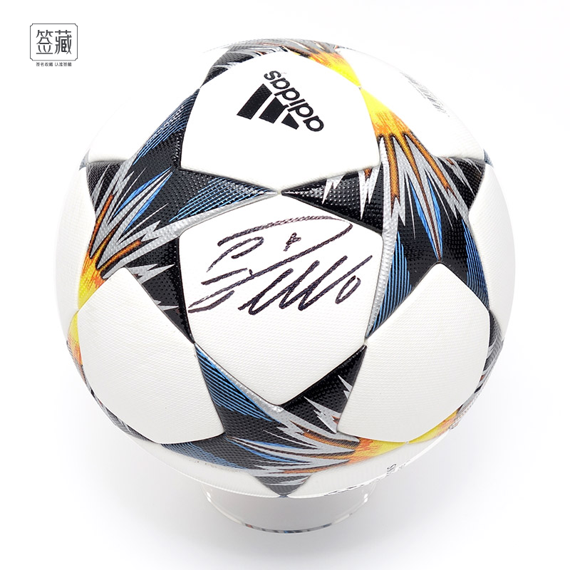 Little plum authentic Cristiano Ronaldo signed the 2017 and 18 Champions League finals (including The Dugout certificate)