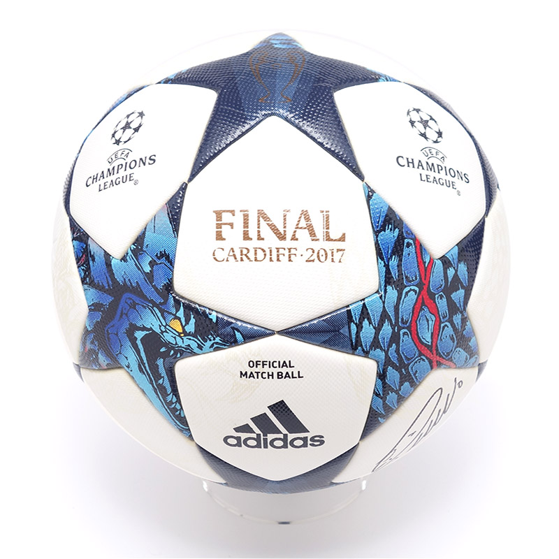 Little plum authentic Cristiano Ronaldo signed the 2017 and 18 Champions League finals (including The Dugout certificate)
