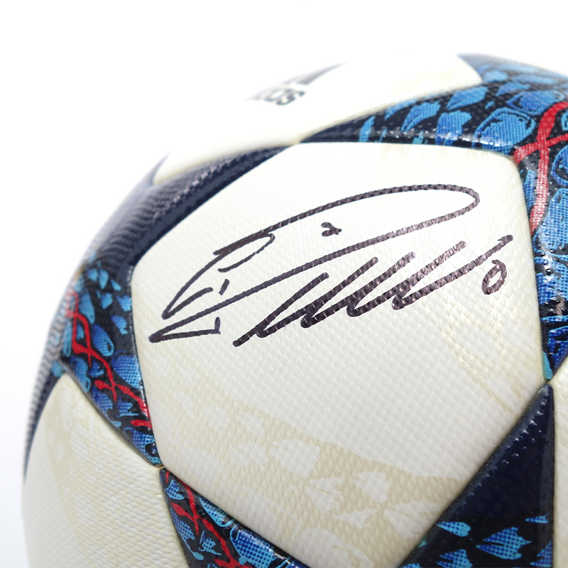 Little plum authentic Cristiano Ronaldo signed the 2017 and 18 Champions League finals (including The Dugout certificate)
