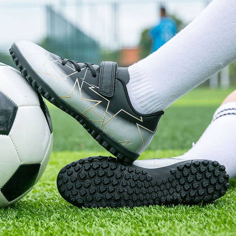 Genuine boys football shoes broken nails mesh surface breathable primary and secondary school children and children's training shoes non -slip leather surface short nail girl