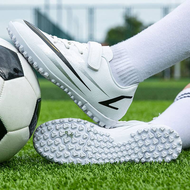 Genuine boys football shoes broken nails mesh surface breathable primary and secondary school children and children's training shoes non -slip leather surface short nail girl