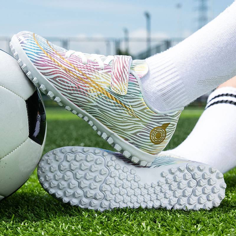 Genuine boys football shoes broken nails mesh surface breathable primary and secondary school children and children's training shoes non -slip leather surface short nail girl