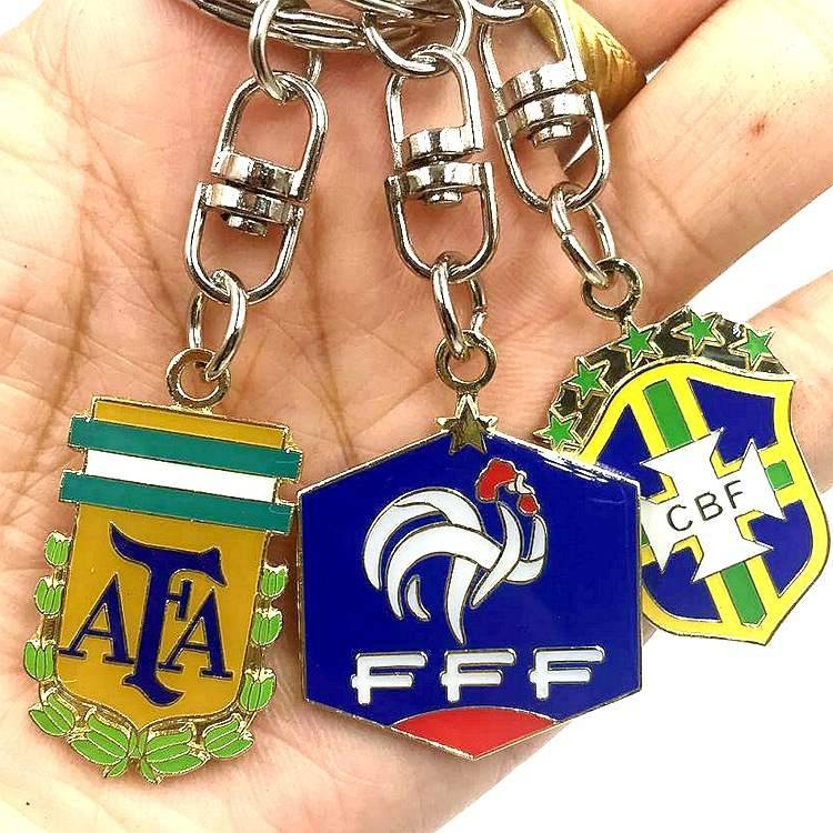 Football fan key chain chained to Spanish alloy in Italy, France, Brazil