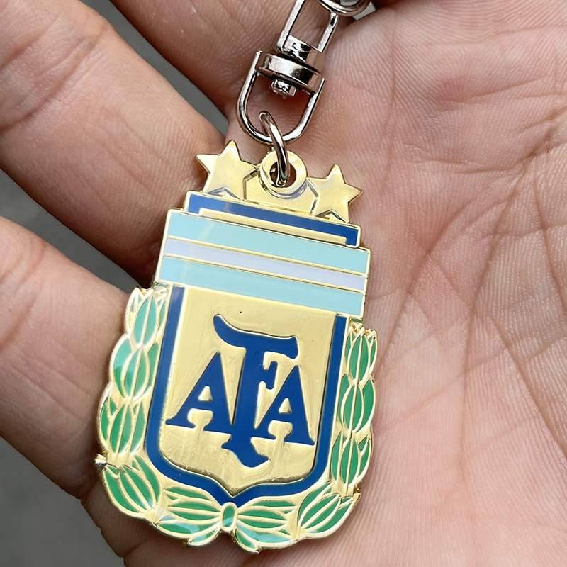 Football fan key chain chained to Spanish alloy in Italy, France, Brazil