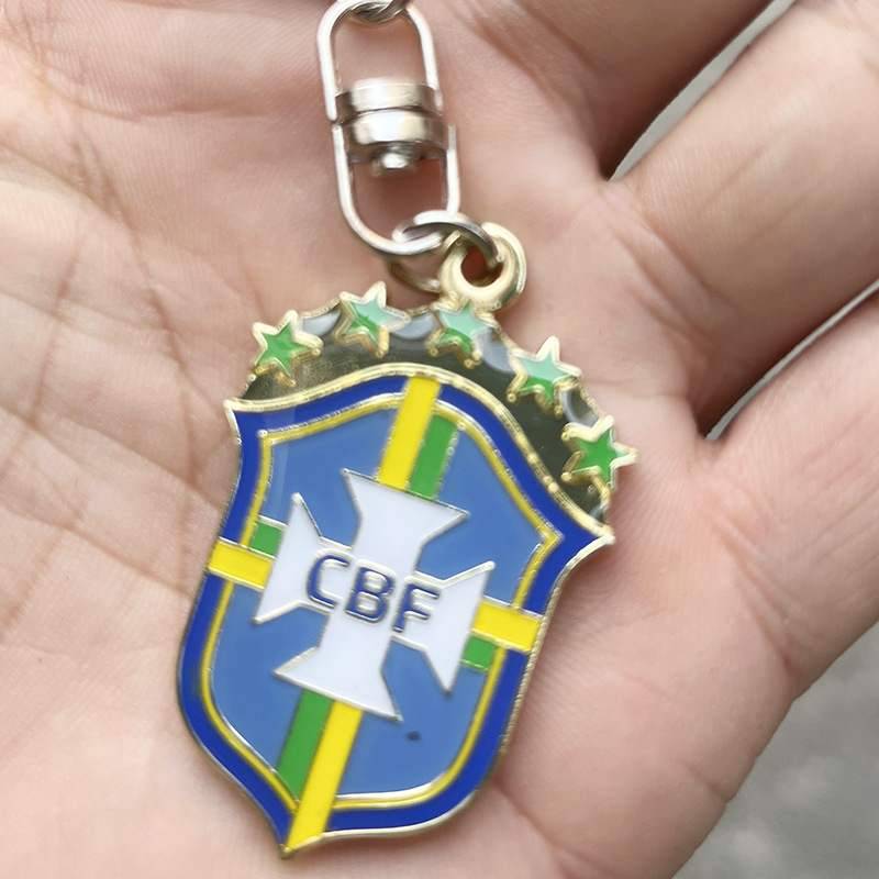 Football fan key chain chained to Spanish alloy in Italy, France, Brazil