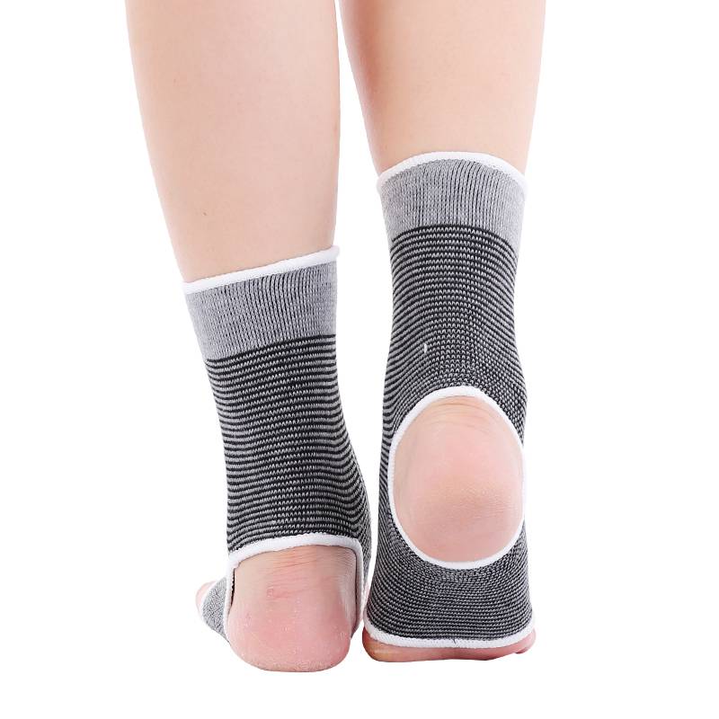Sported ankles fixed to sprain a basket of badmintons for the ankles for four seasons