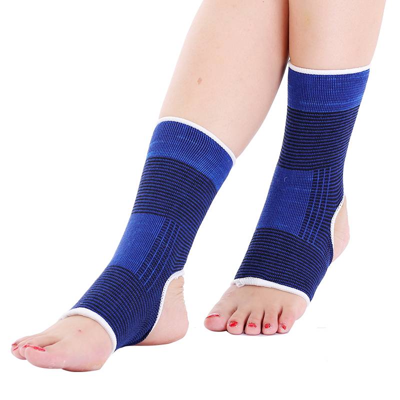 Sported ankles fixed to sprain a basket of badmintons for the ankles for four seasons