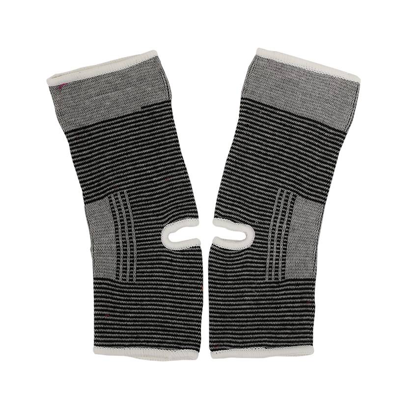 Sported ankles fixed to sprain a basket of badmintons for the ankles for four seasons