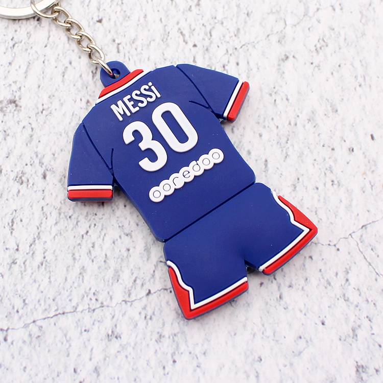THE KEY TO FOOTBALL IS TIED TO AN AC MILAN FAN'S JACKET IN MESSINEMARE, PARIS, IN CROPASAR
