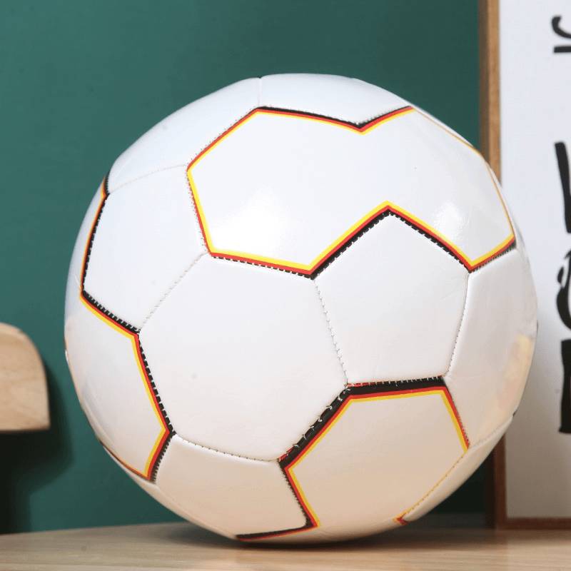 football needs to be inflated!Training competition No. 5 ball men and girls need to exercise. Happy running