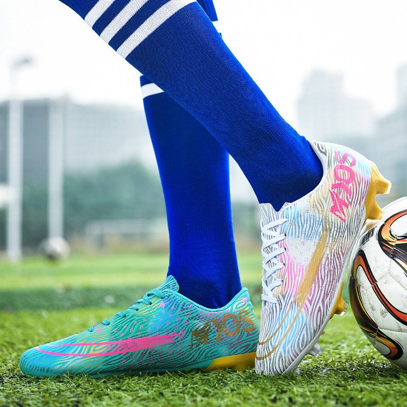 2024 New men's football shoes with rubber nails stylish sports style football shoes for all seasons football boots