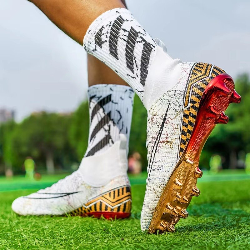 2024 Wholesale Customized Men Football Shoes Popular Design Outdoor Soccer Shoes Sport Football