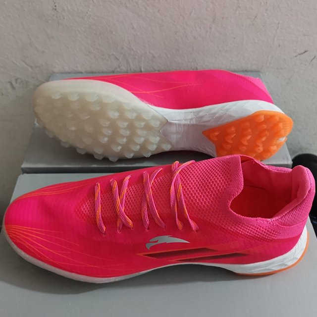 Short Spikes Football Shoes Breathable Ultra-Light Non-Slip Soccer Shoes For Man And Kids