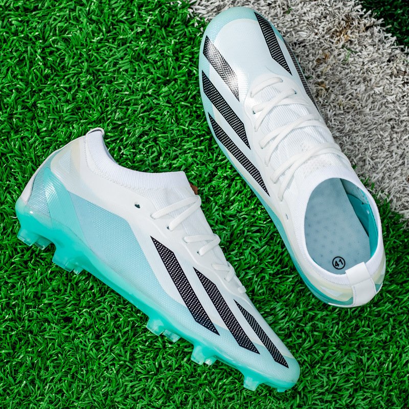 Wholesale of football shoes in factories Professional sports five-a-side soccer boots with logo and anti slip nails