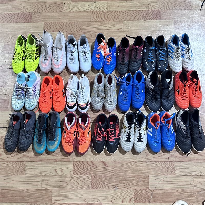 Extra Quality China Original Brand Bulk Used Sports Soccer Shoes Mixed Colors Second Hand Football Shoes