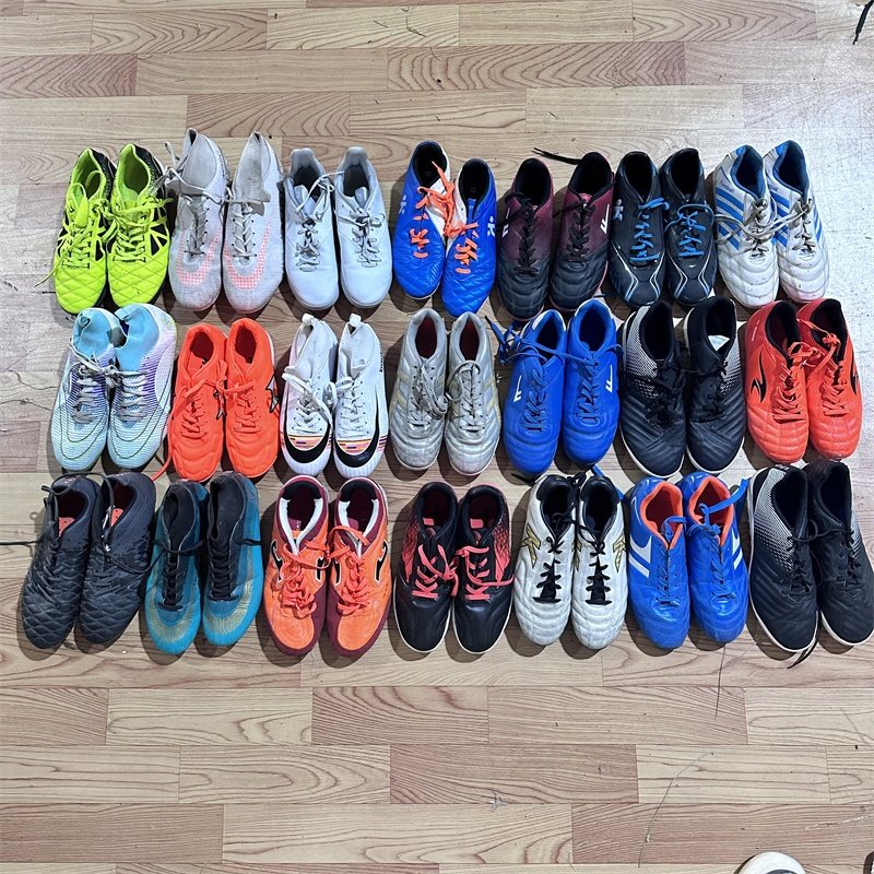 Extra Quality China Original Brand Bulk Used Sports Soccer Shoes Mixed Colors Second Hand Football Shoes