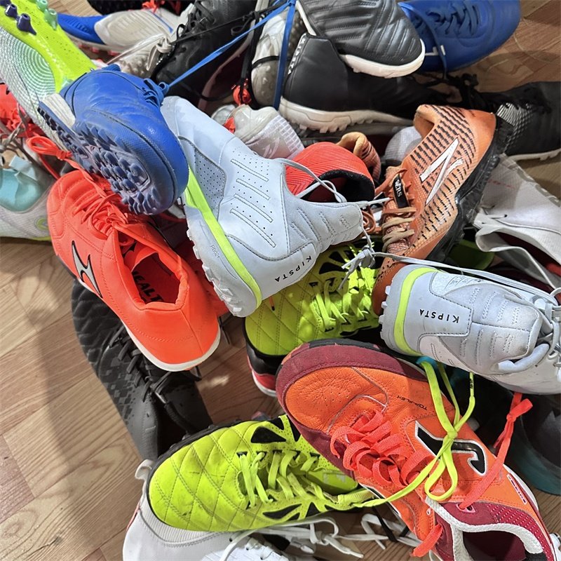 Extra Quality China Original Brand Bulk Used Sports Soccer Shoes Mixed Colors Second Hand Football Shoes