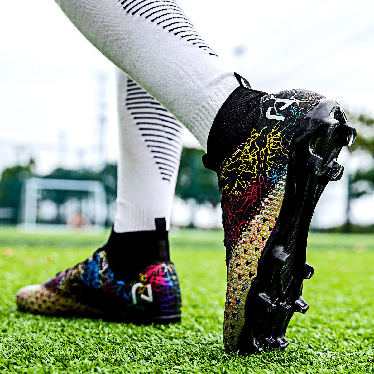 Wholesale hot nail crushing nail assassin low help adult game training football shoes custom logo running shoes