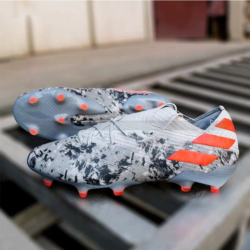Wholesale Professional Custom Popular Design Freak Fg/Tf Solid Training Sport Soft Match Athletic Man Women Soccer Cleat Shoes