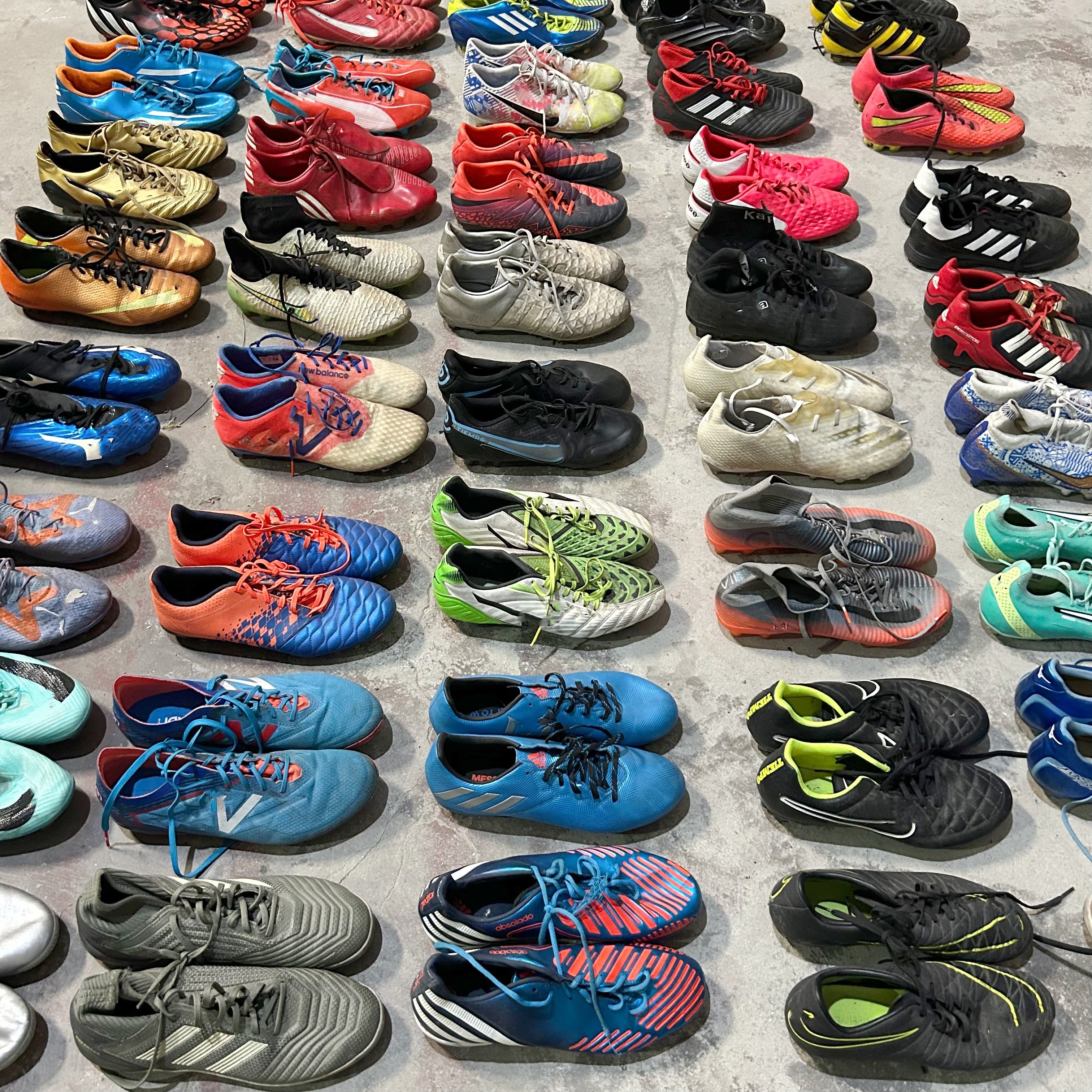 S25 direct supplier Wholesale used brand soccer shoes second hand football boots sports shoes in bales