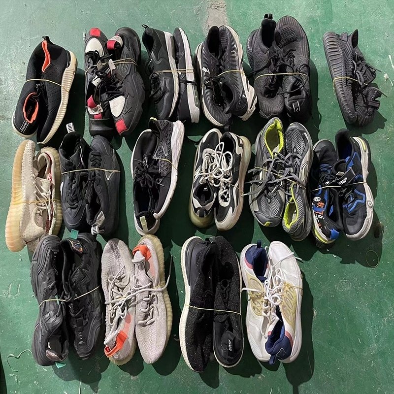 Second hand top branded used soccer shoes various world brand sport shoes indoor soccer shoes