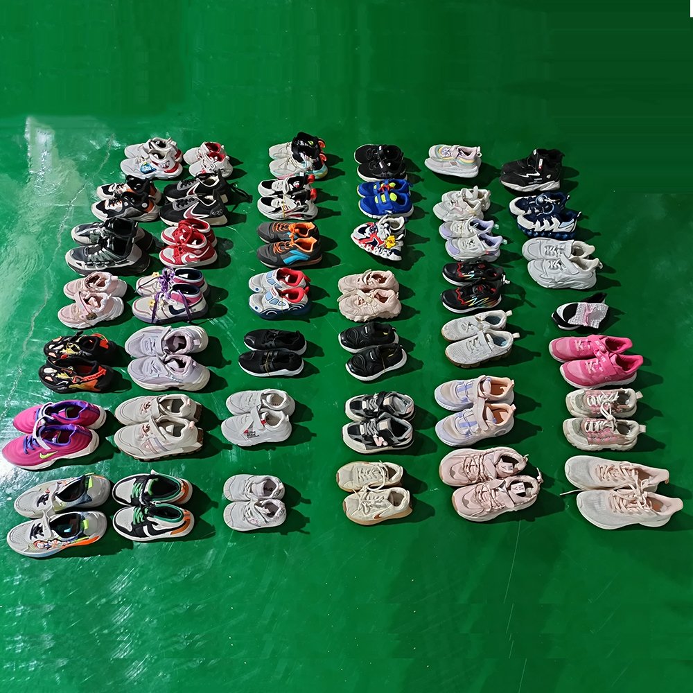 Pre owned boys and girls Chinese branded children's sport soccer football basketball shoes used for shrift shore sneaker