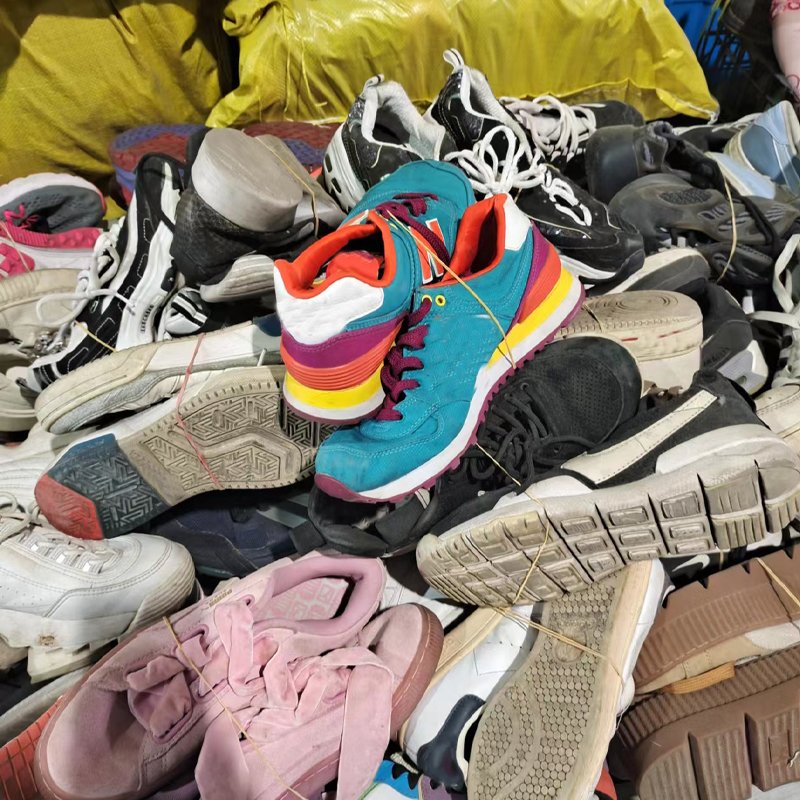 Used Men's Running and Walking Sports Shoes in Rubber Second-Hand Summer and Winter Boot Options for Soccer