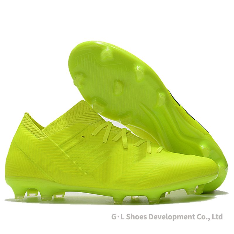 Students studs soccer shoes Wear-resistant futsal shoes New waterproof professional training shoes Men's mesh sneakers