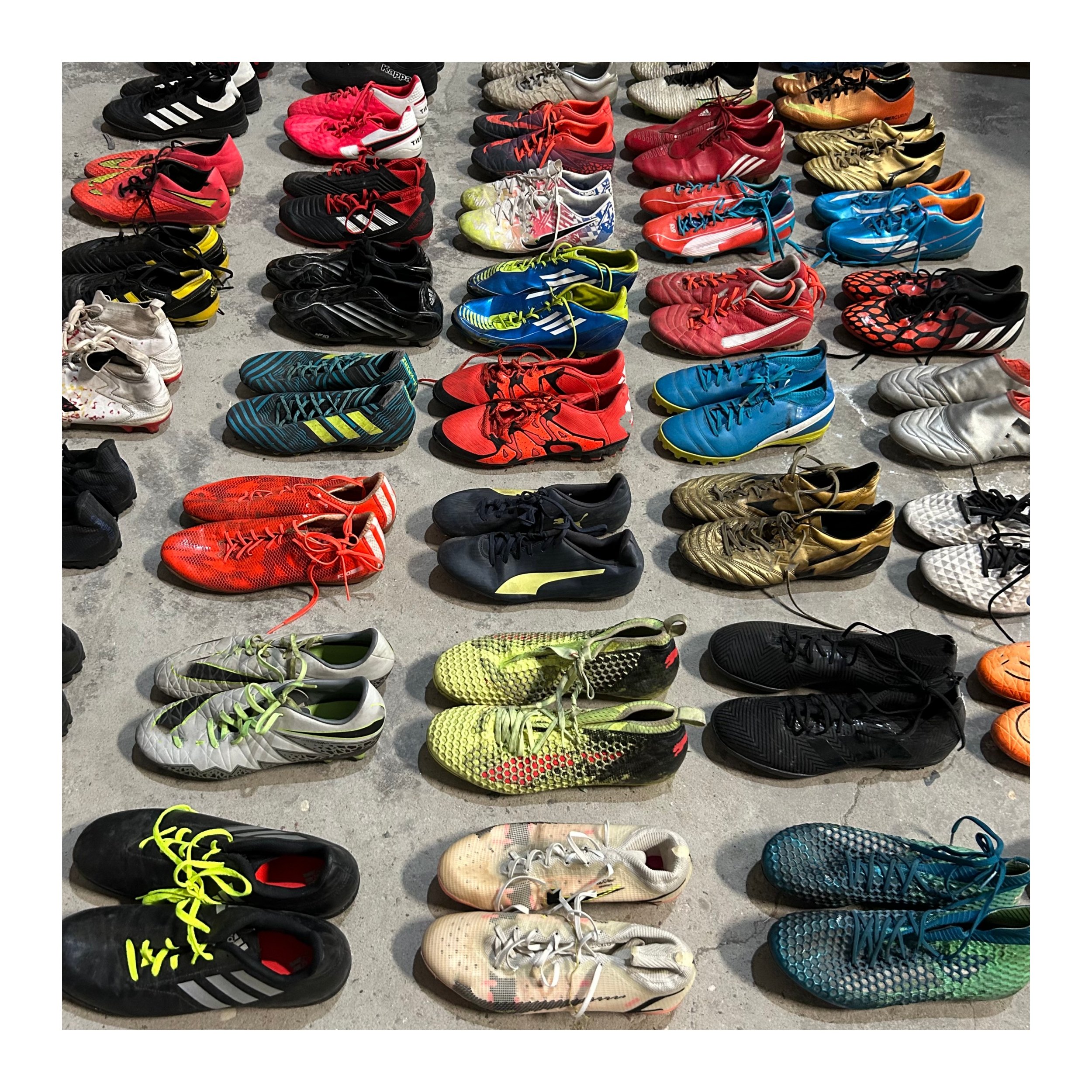 S25 used soccer shoes wholesale second hand brand soccer boots international brand football sports shoe bales for men