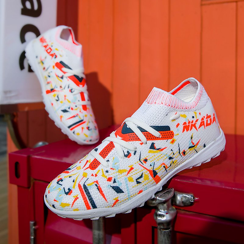 Fashion And Performance Coexist, Carefully Selecting Good Materials to Create Men's Outdoor High Top Football Shoes