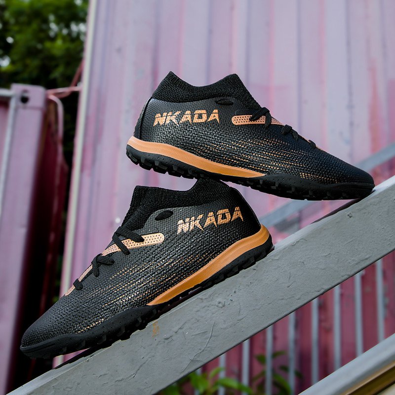 Fashion And Performance Coexist, Carefully Selecting Good Materials to Create Men's Outdoor High Top Football Shoes