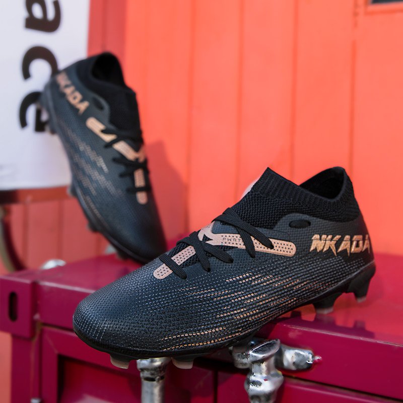 Fashion And Performance Coexist, Carefully Selecting Good Materials to Create Men's Outdoor High Top Football Shoes