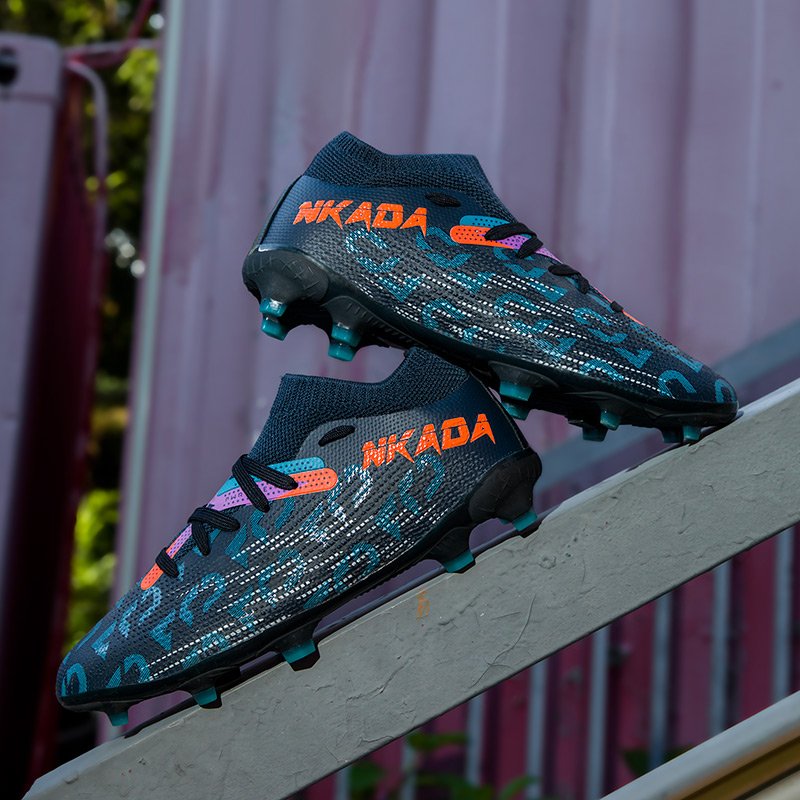 Fashion And Performance Coexist, Carefully Selecting Good Materials to Create Men's Outdoor High Top Football Shoes