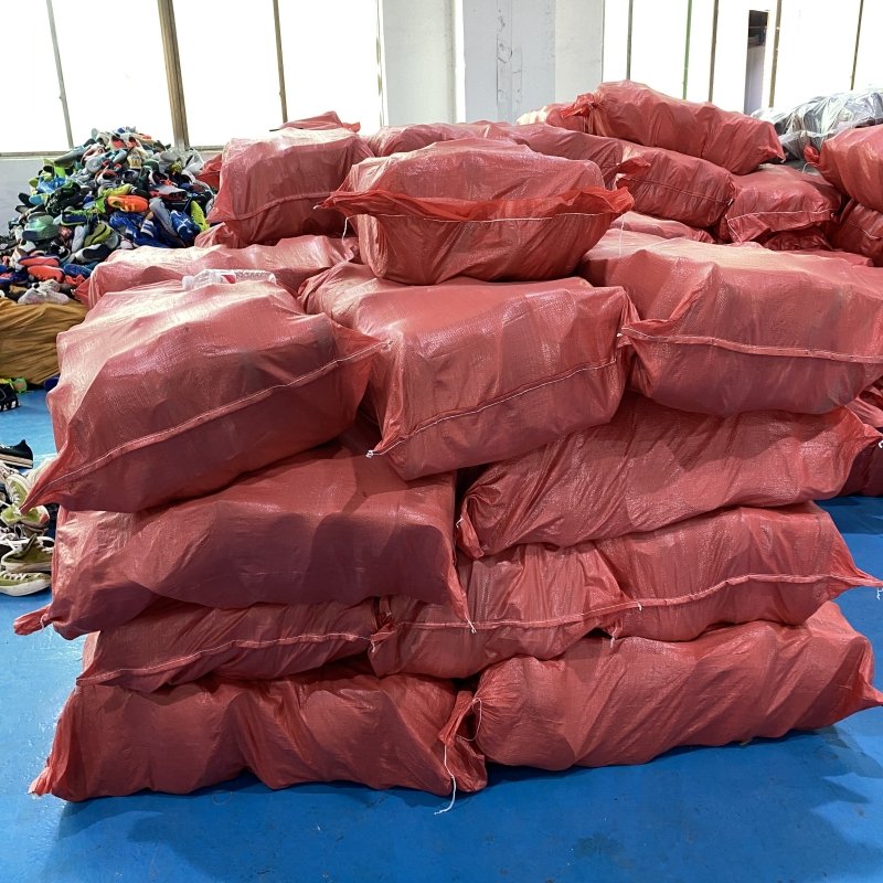 Wholesale used badminton shoes Chinese brands and second hand international brands bales