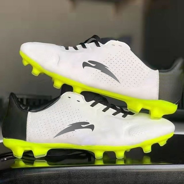 Hot selling Non-slip breathable soccer shoes Outdoor sport Sneakers Men brand football boots Sale