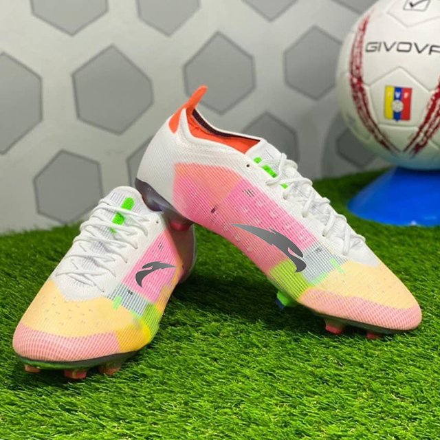 Hot selling Non-slip breathable soccer shoes Outdoor sport Sneakers Men brand football boots Sale