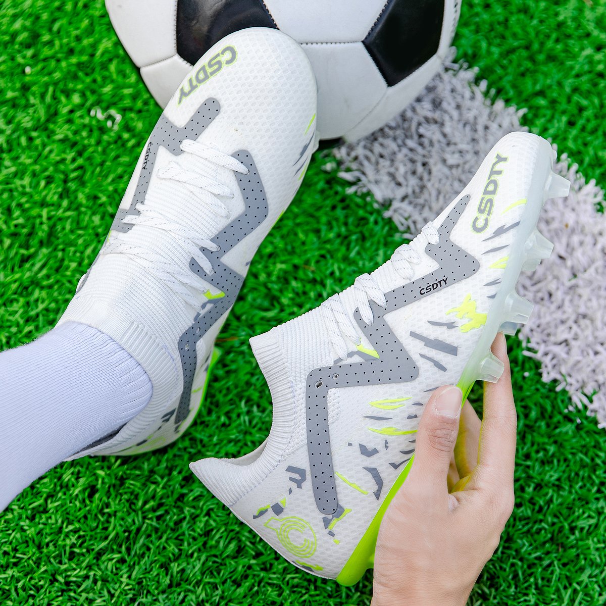 Stock shopping cheap football boots most popular design breathable non slip shoes professional shoes men's football boots