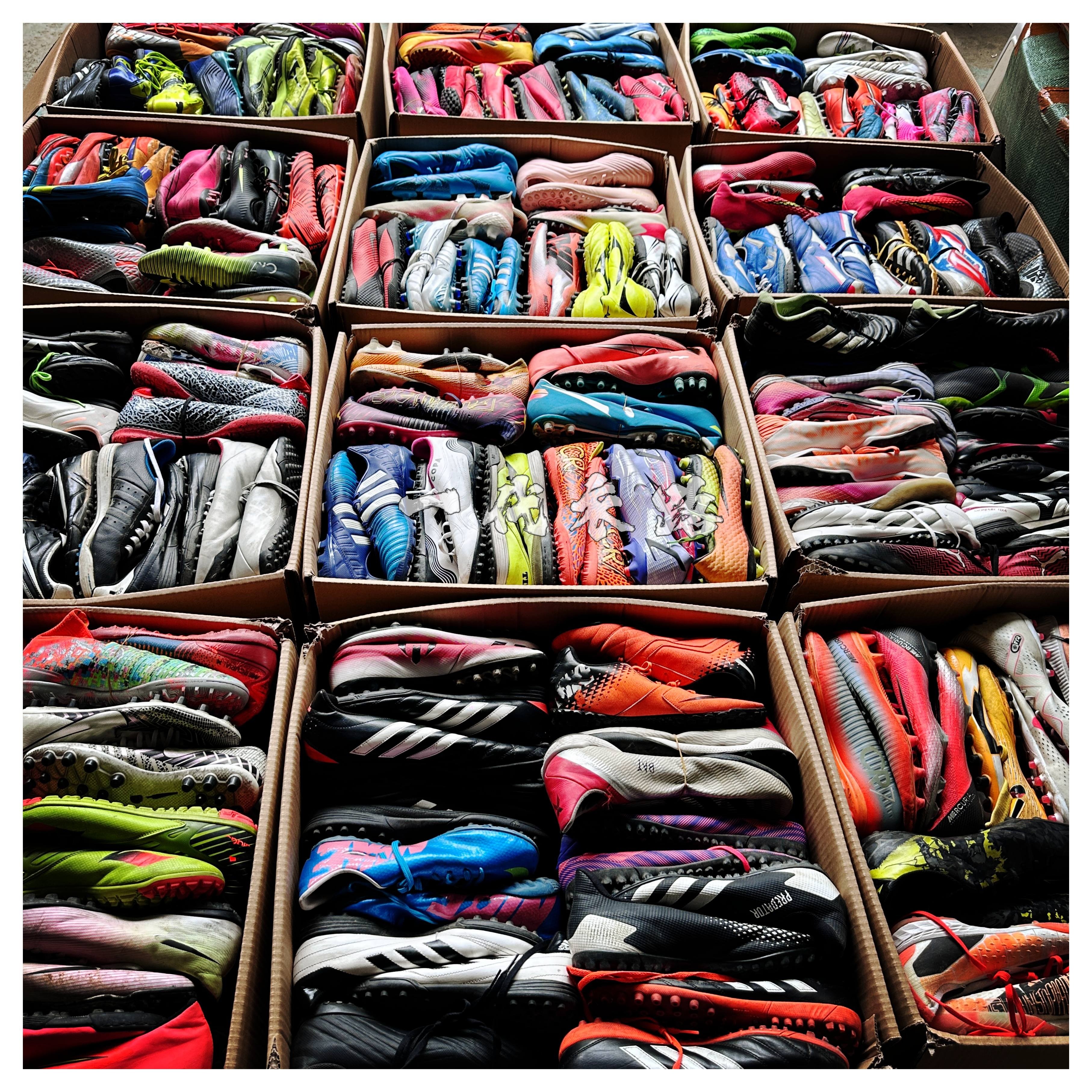 S25 Used branded Soccer shoes for men and women wholesale second hand football shoes stock high quality in bales