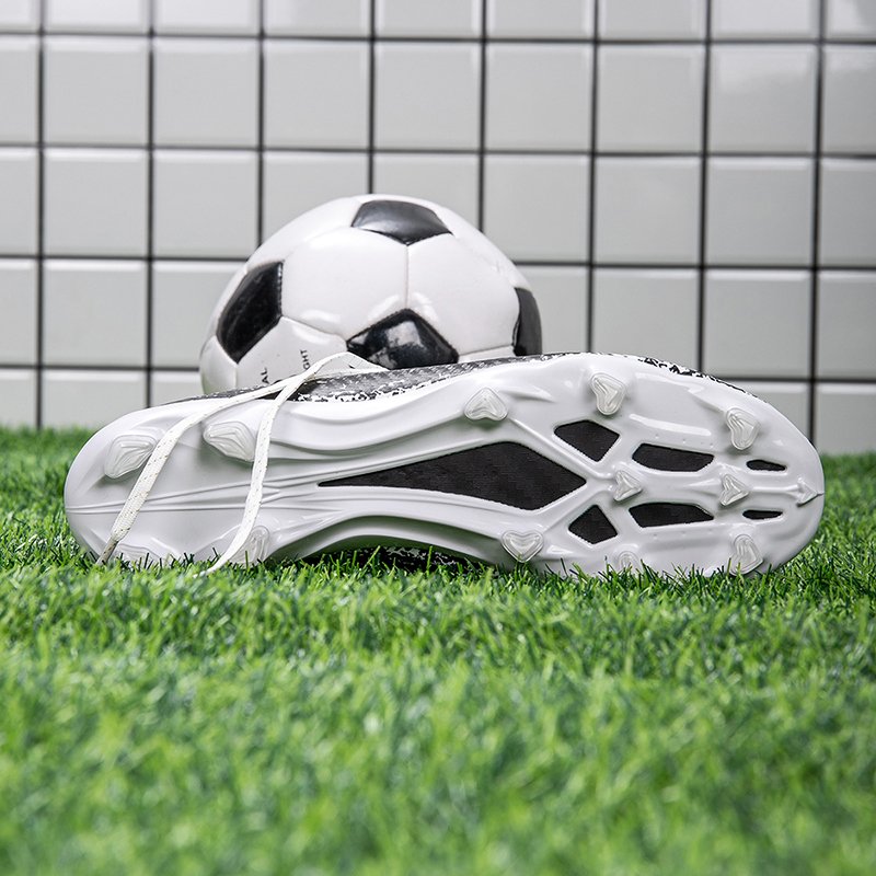 The Newest Style Lightweight High Quality Sports Fashion Sneakers, Perfect for Men's Professional Soccer